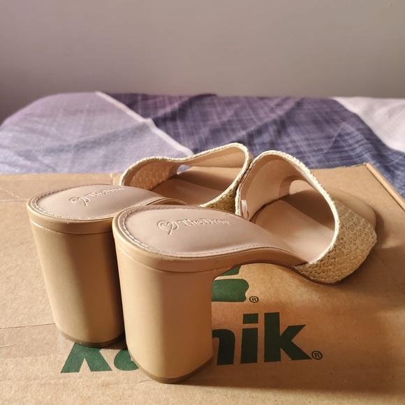 The Drop Woven Heel Sandals - Picture 3 of 4